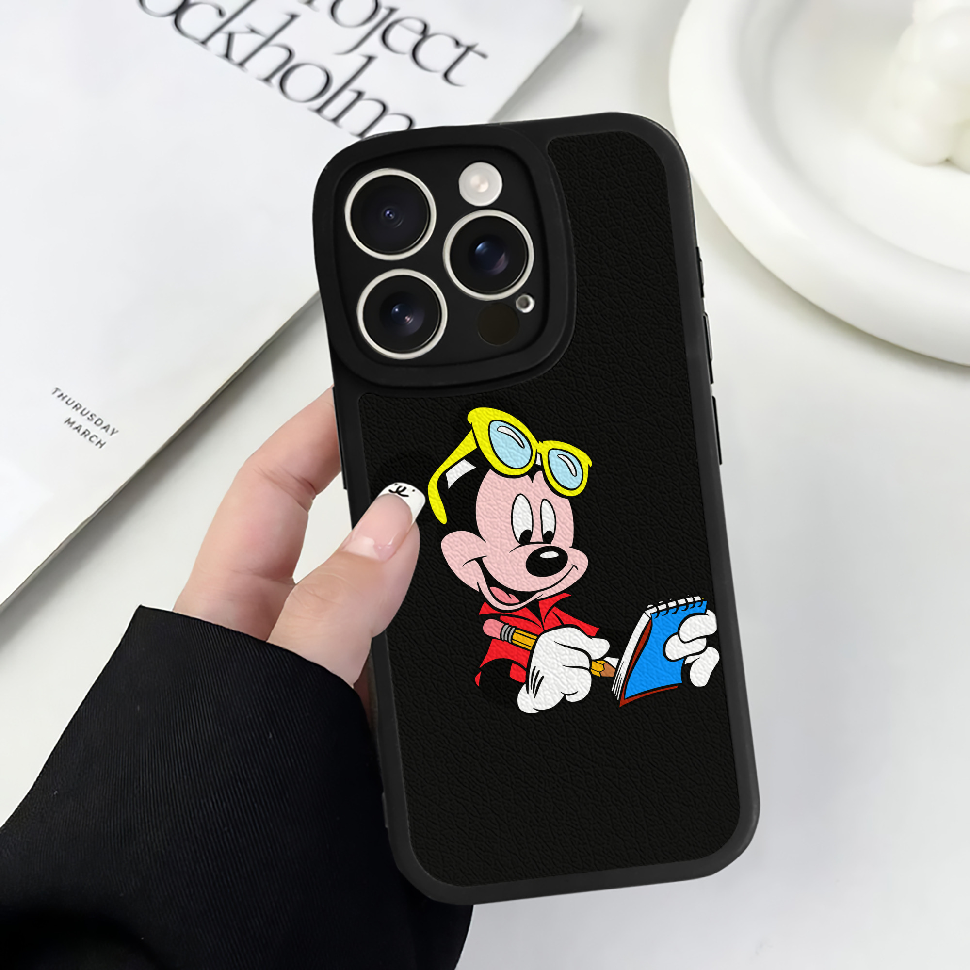 （画像用） ミッキーマウス Mickey Mouse 【iPhone 16シリーズ対応】シリコンスマホケース（レザー調） 材質：シリコン